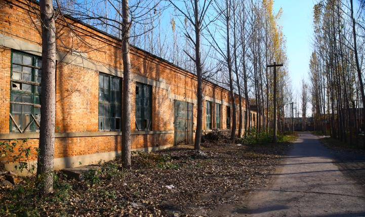 "东三省兵工厂",新中国成立后更名为"323厂",后又更名"北安冲锋枪厂"