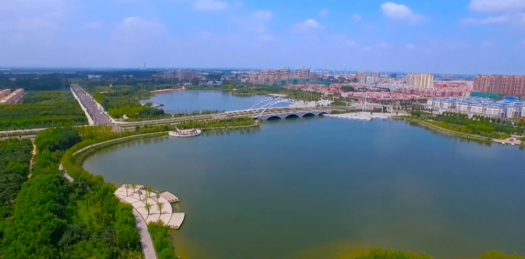 西侧是谷山医院,博爱医院;西南侧是第一实验小学;向南与阳谷"南湖"