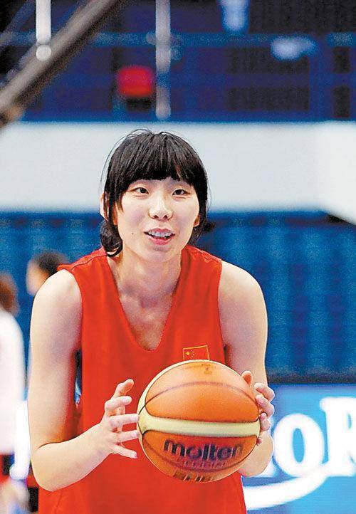 为中国女篮荣誉,退役两年后复出再战伦敦奥运会前,陈楠和身高2米,在