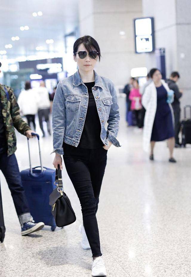 俞飞鸿穿牛仔褂造型青春减龄,美腿纤细脚步轻盈温柔而不失气场_气质