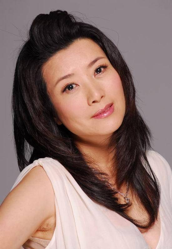 美丽的相貌和优雅的风度,演员王静,娱乐圈的一朵白莲花_女人_领导