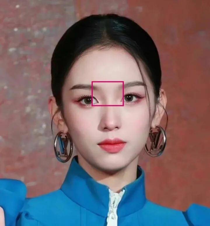 而赵露思这块是平的,几乎没有这个小倒八字,也没有眉骨,直接从山根拔