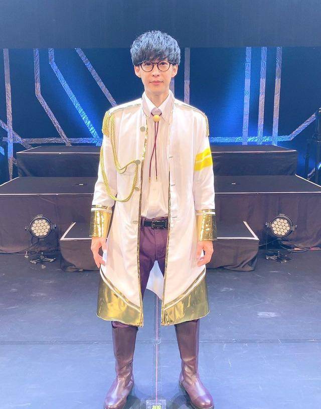 不少动漫主题曲,保罗罗布奥特曼的op就是他唱的)这一身打扮装束和造型