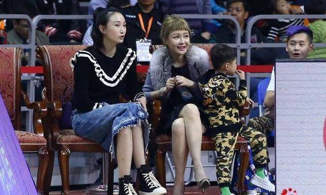 她是cba最美老板娘,后背大腿纹广东宏远队徽,看比赛被队员偷瞄_吴迪
