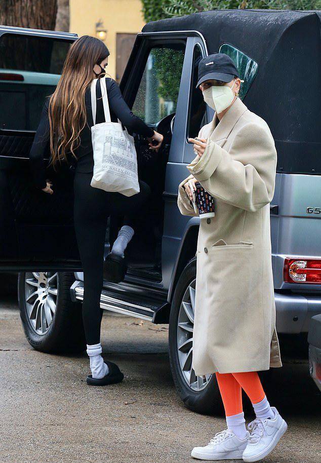 肯豆约比伯太太锻炼,穿贴身套装超模身姿惊艳,海莉藏大衣不敢比