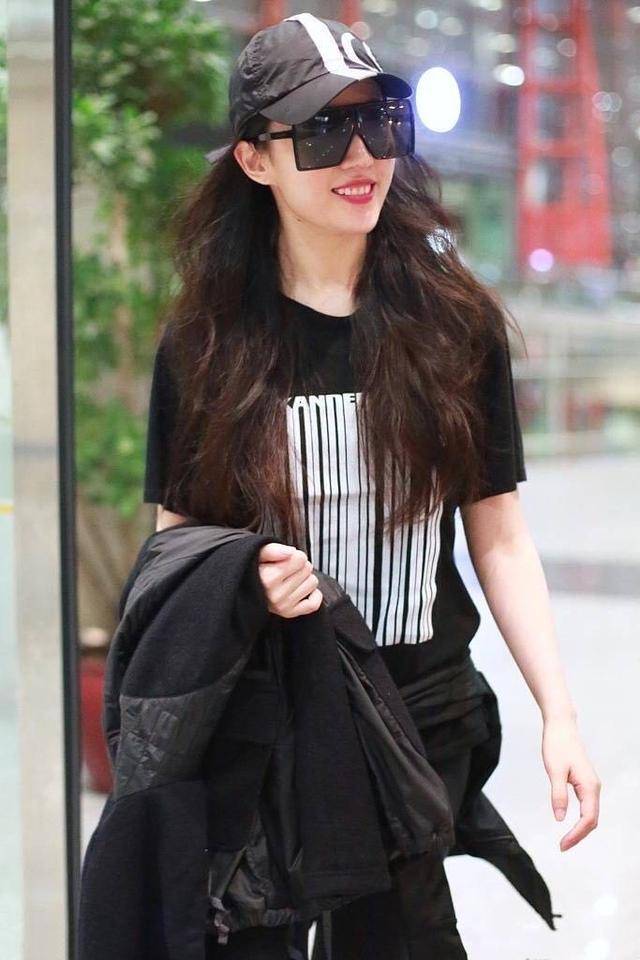 刘亦菲衣品终于提高了,全黑造型精致又高级,"婴儿肥"也好看_黑色_特色