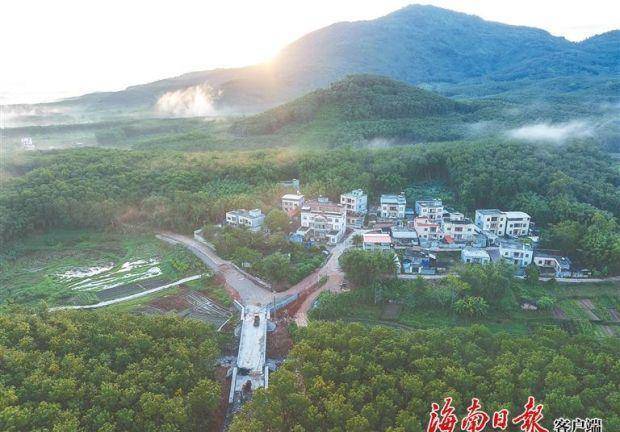 近日,俯瞰白沙黎族自治县七坊镇高地村村口新建的一座桥梁.