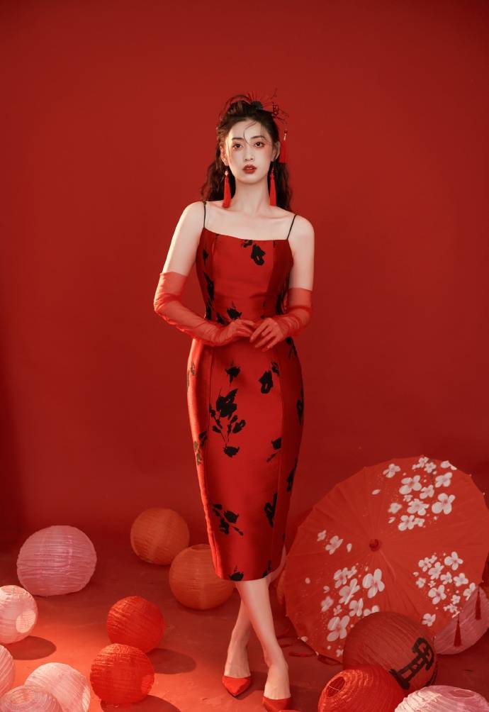 国际超模谭乔尹新年大片,抹胸长裙与国风配搭,凸显红火节日气氛
