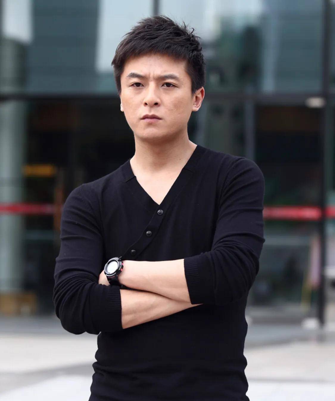 男朱雨辰,因母亲痛失汤唯错过姜妍,今43岁躺狗窝痛哭_朱母_儿子_身材