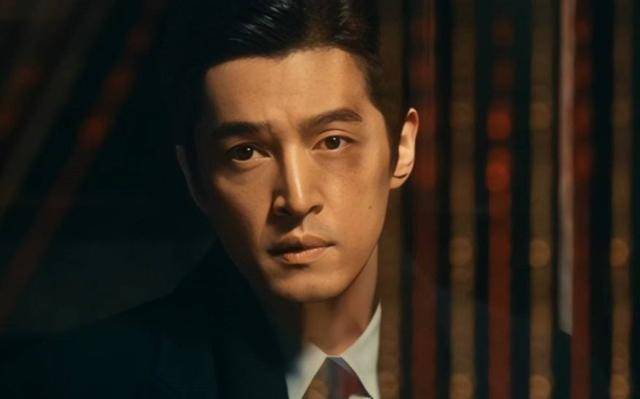 胡歌在剧中饰演了主角翁阿宝,他凭一己之力在大上海打拼,风里来雨里去
