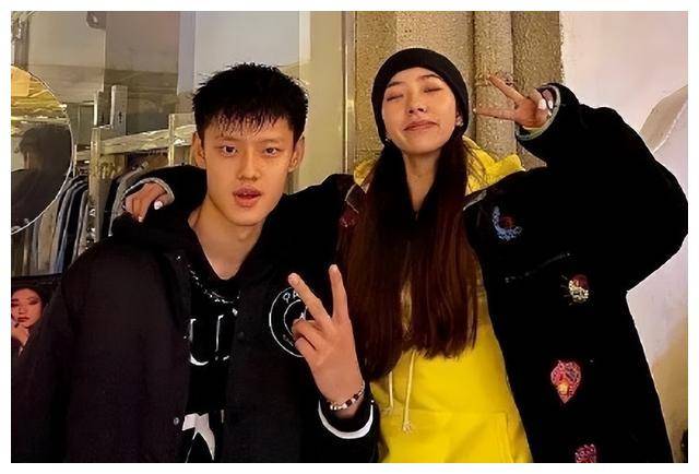 又一个阿达娃?曾凡博与网红美女菠萝酱暧昧互动 球迷劝勿学李添荣