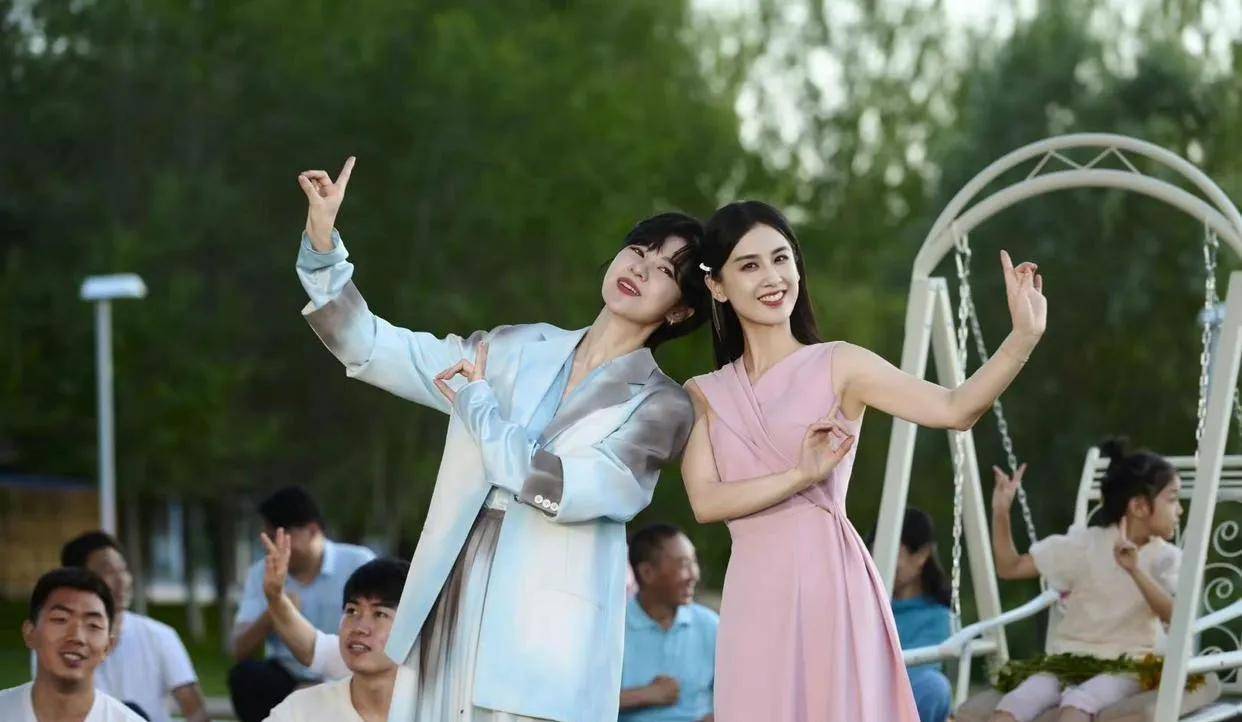 摄影师问黄圣依:"你这两个闺蜜好眼熟,是不是两个大明星?