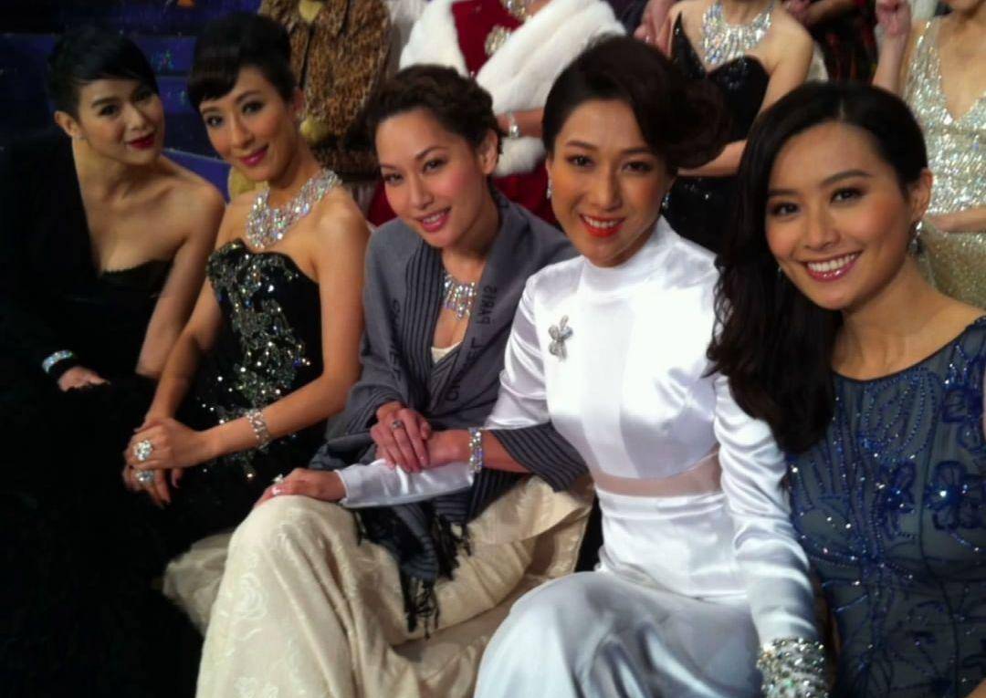 当年的tvb女演员们在台庆争奇斗艳,相互之间关系的远近亲疏也是一大