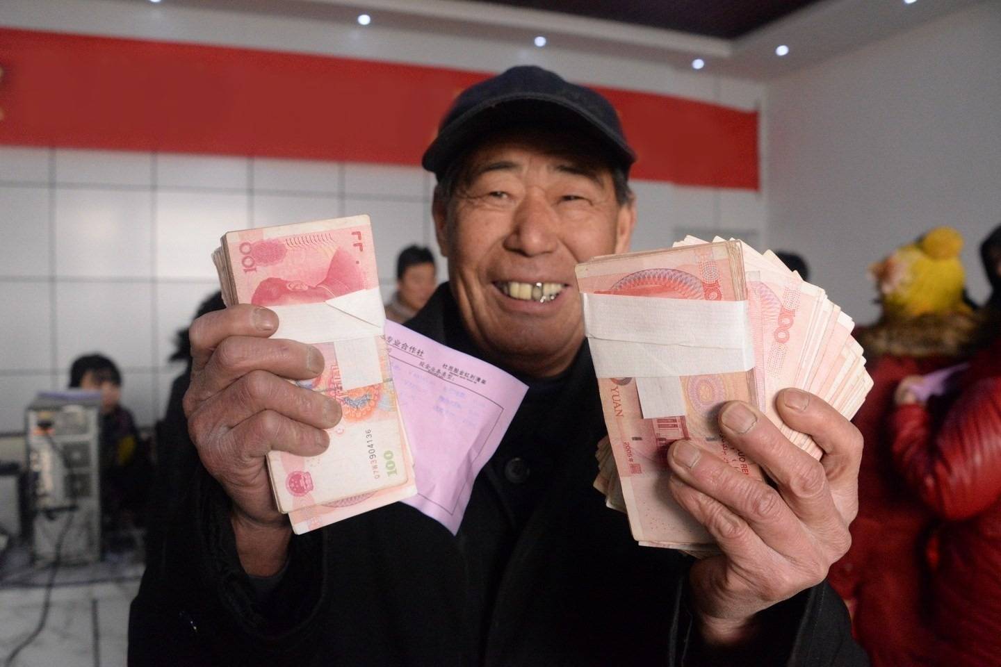 本月退休老人领养老金时,需要注意这3件事,以免个人权益受损_补贴