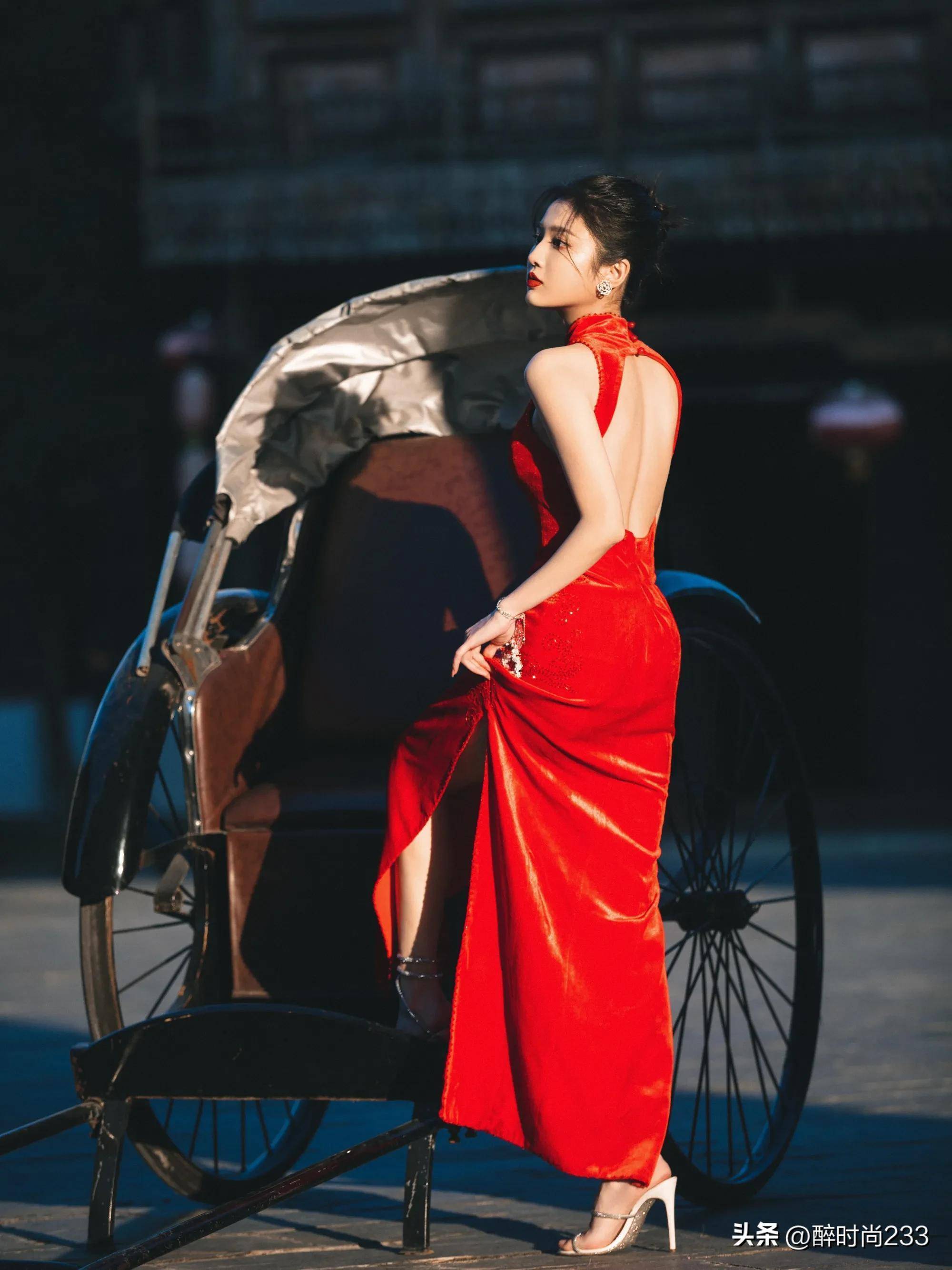 一身红色旗袍搭配精致盘发,明艳又动人_韵味_好身材_女明星