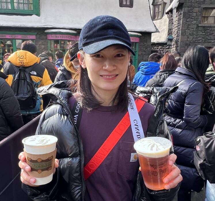 杨倩游玩大雁塔:戴白兔帽 墨镜!