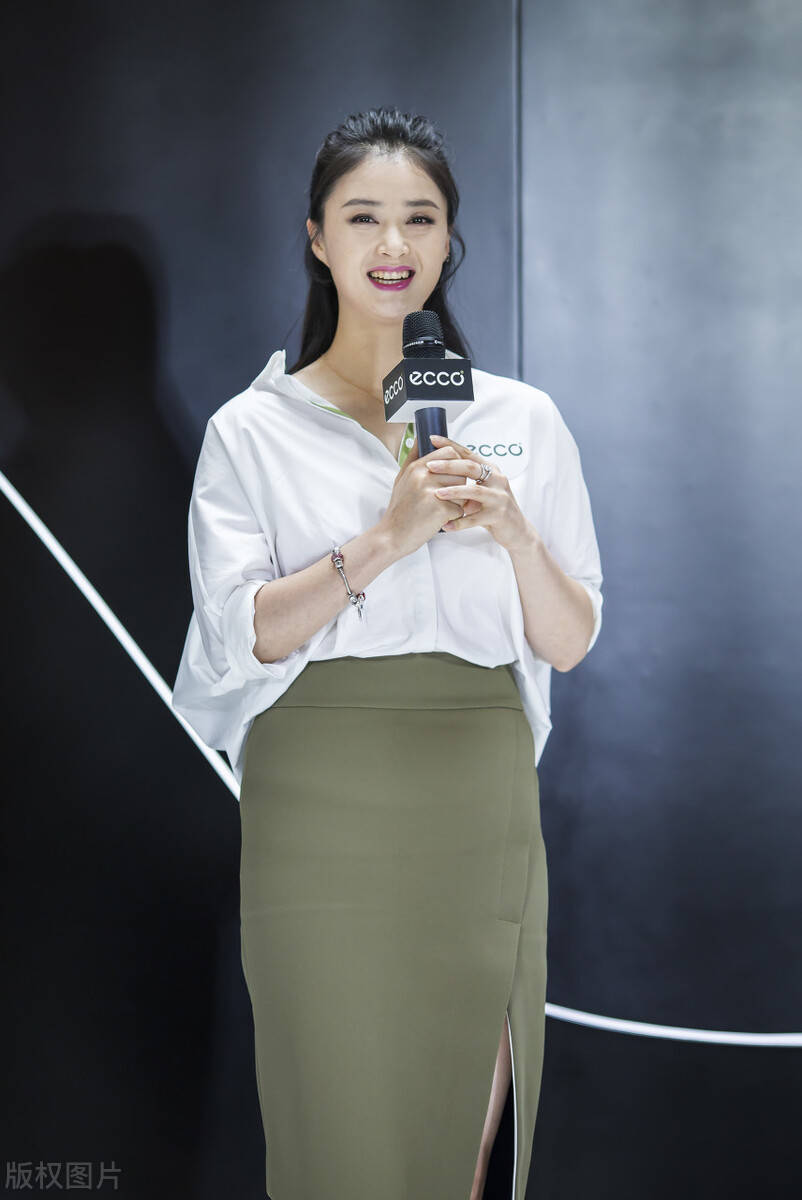 蒋欣的身材真不占优势,紧身黑裙勒出小肚子,少了"娘娘"的气场_骨架