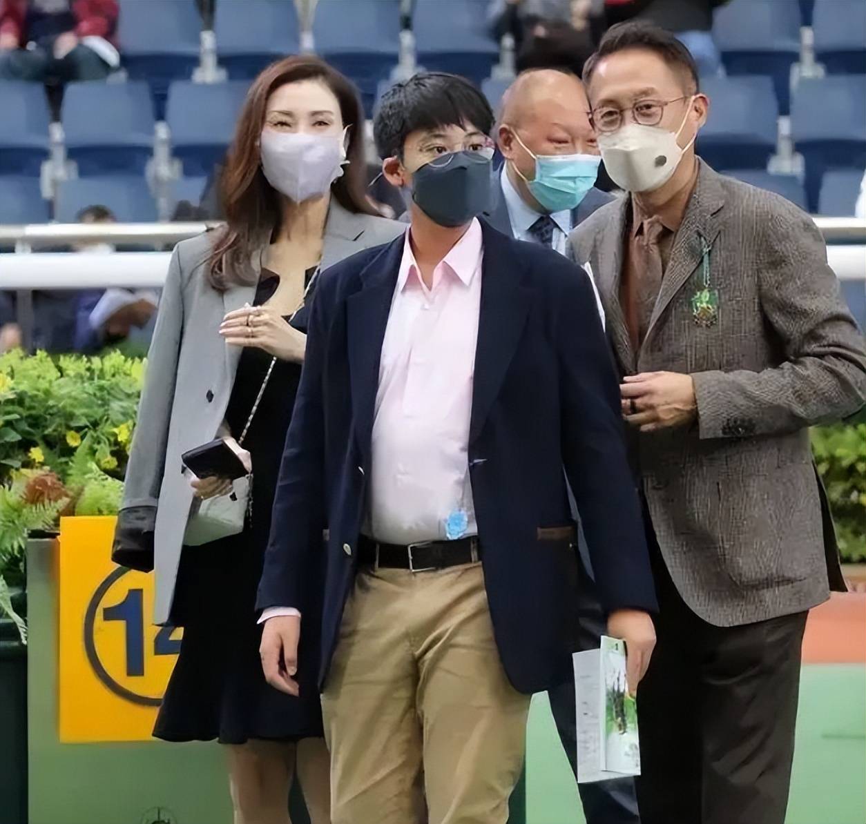 身高已不输父母,却挺着一个啤酒肚_许建彤_许晋亨_李泽楷