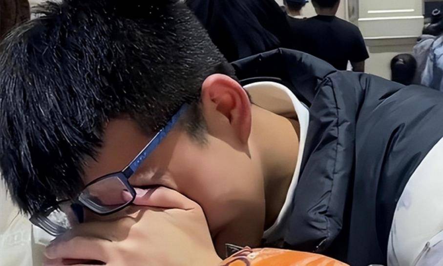 张鹏的父亲怎么也接受不了这个现实:儿子大学4年,共花费了三十多万