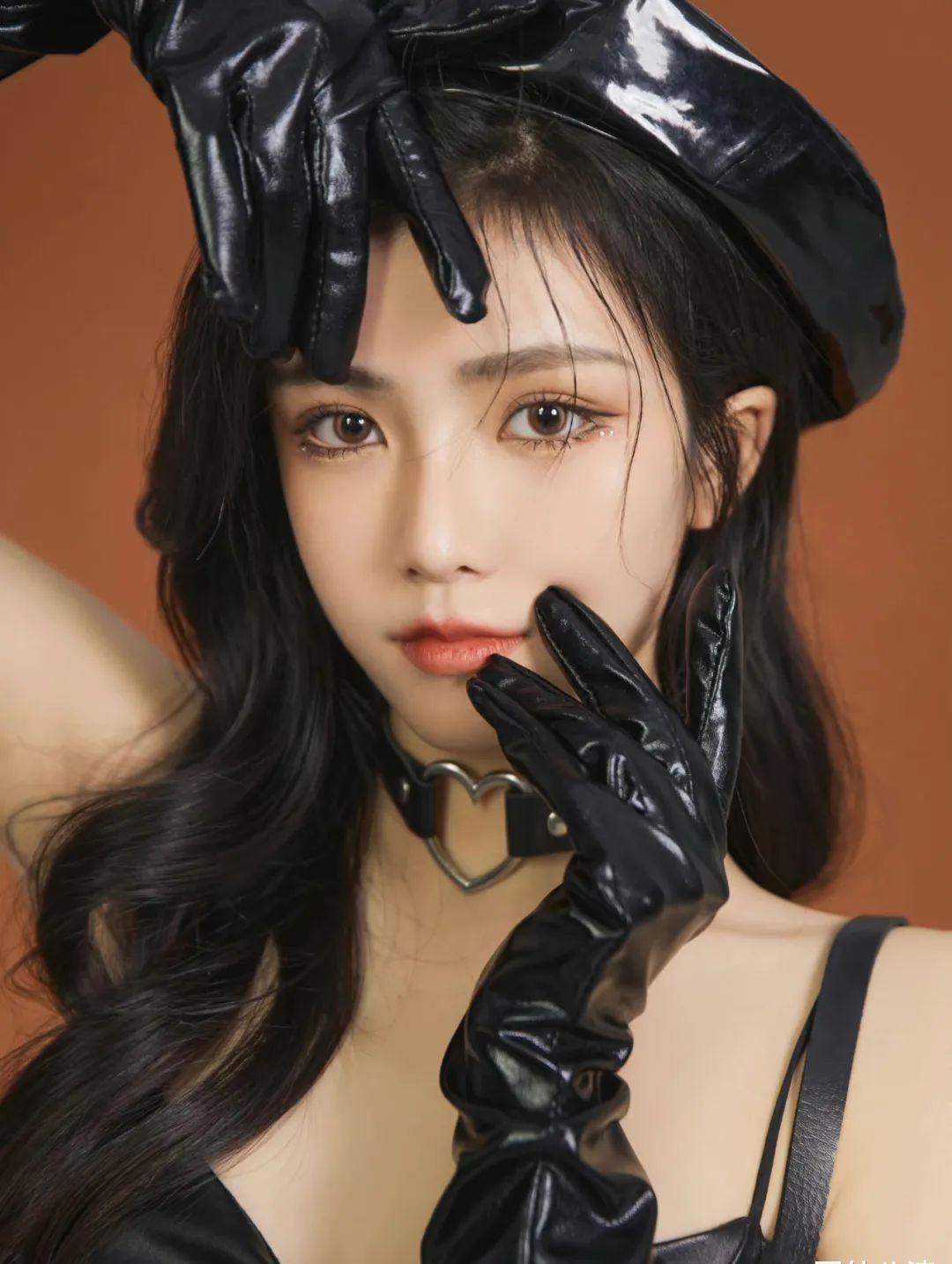 17岁新晋"第一纯欲美女"出圈!撞脸ab,全网沦陷:她一出道,内娱有救了!