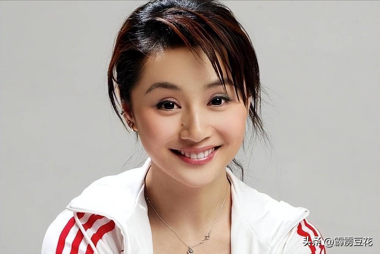 "被遗忘的春晚主持人"曹颖,非科班出身,与董卿同框丝毫未输_大气_身份