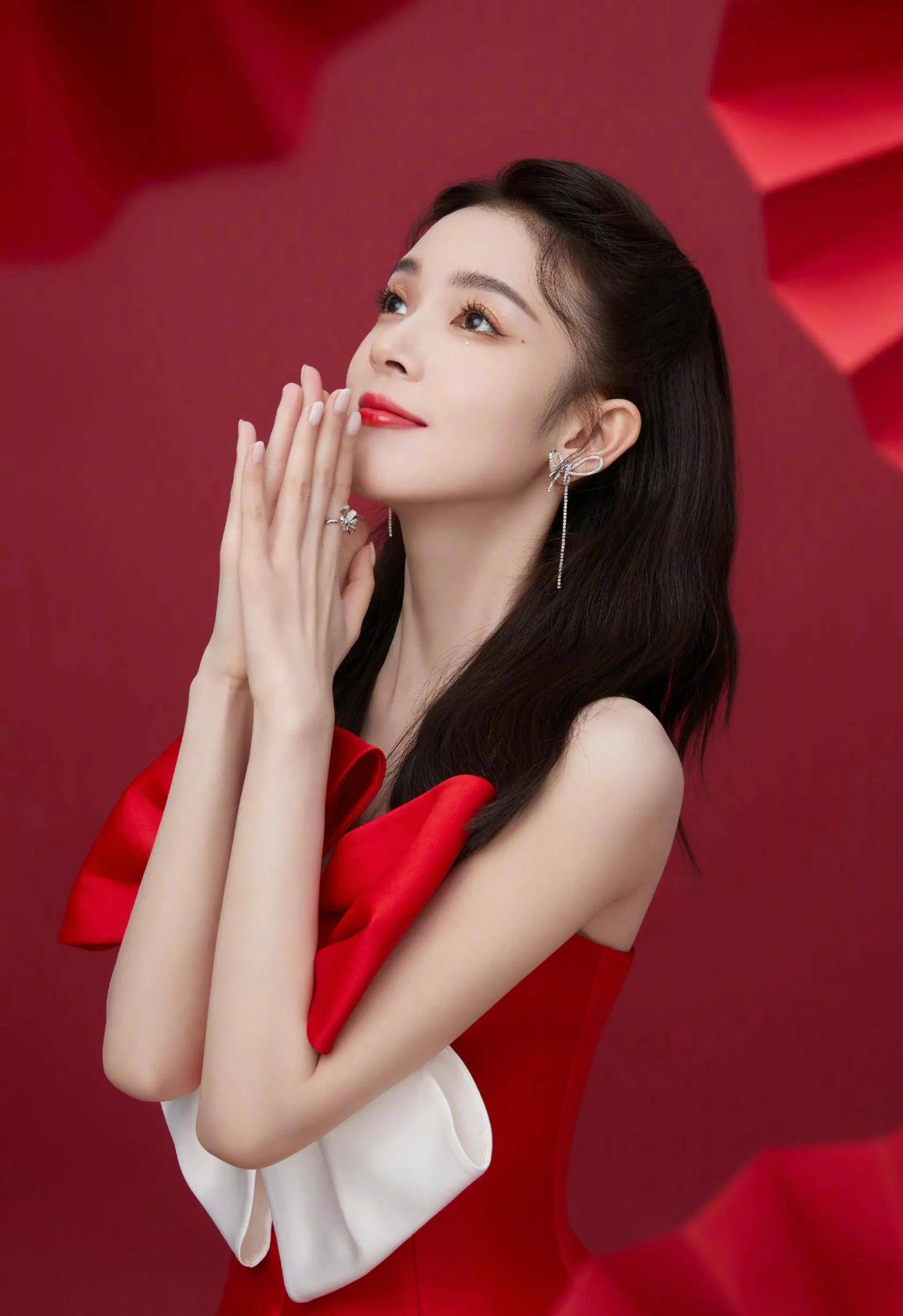 陈瑶穿大蝴蝶结红裙,皓齿星眸,肌如凝脂,太漂亮了_玫瑰_作品_飞吻