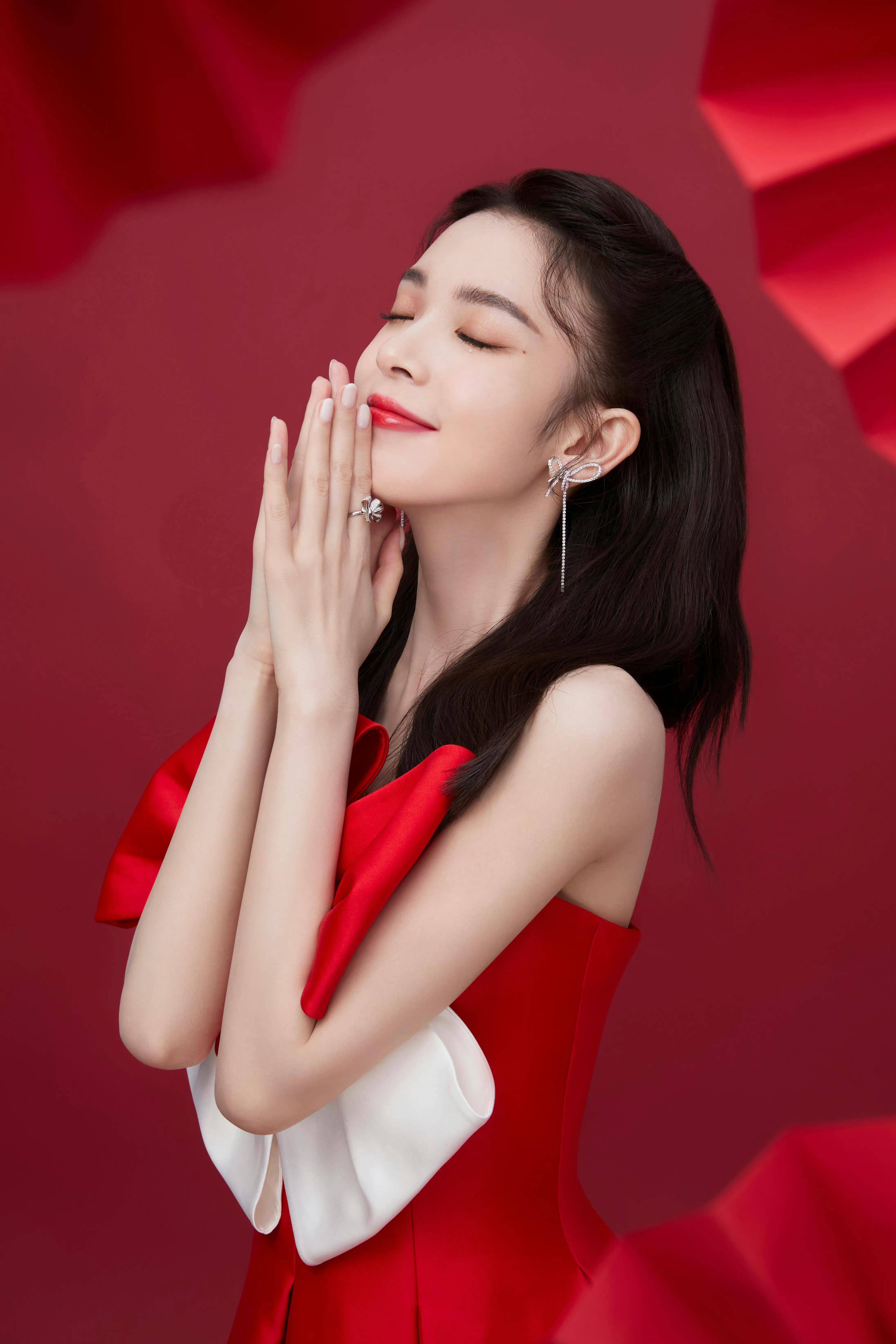 陈瑶穿大蝴蝶结红裙,皓齿星眸,肌如凝脂,太漂亮了_玫瑰_作品_飞吻