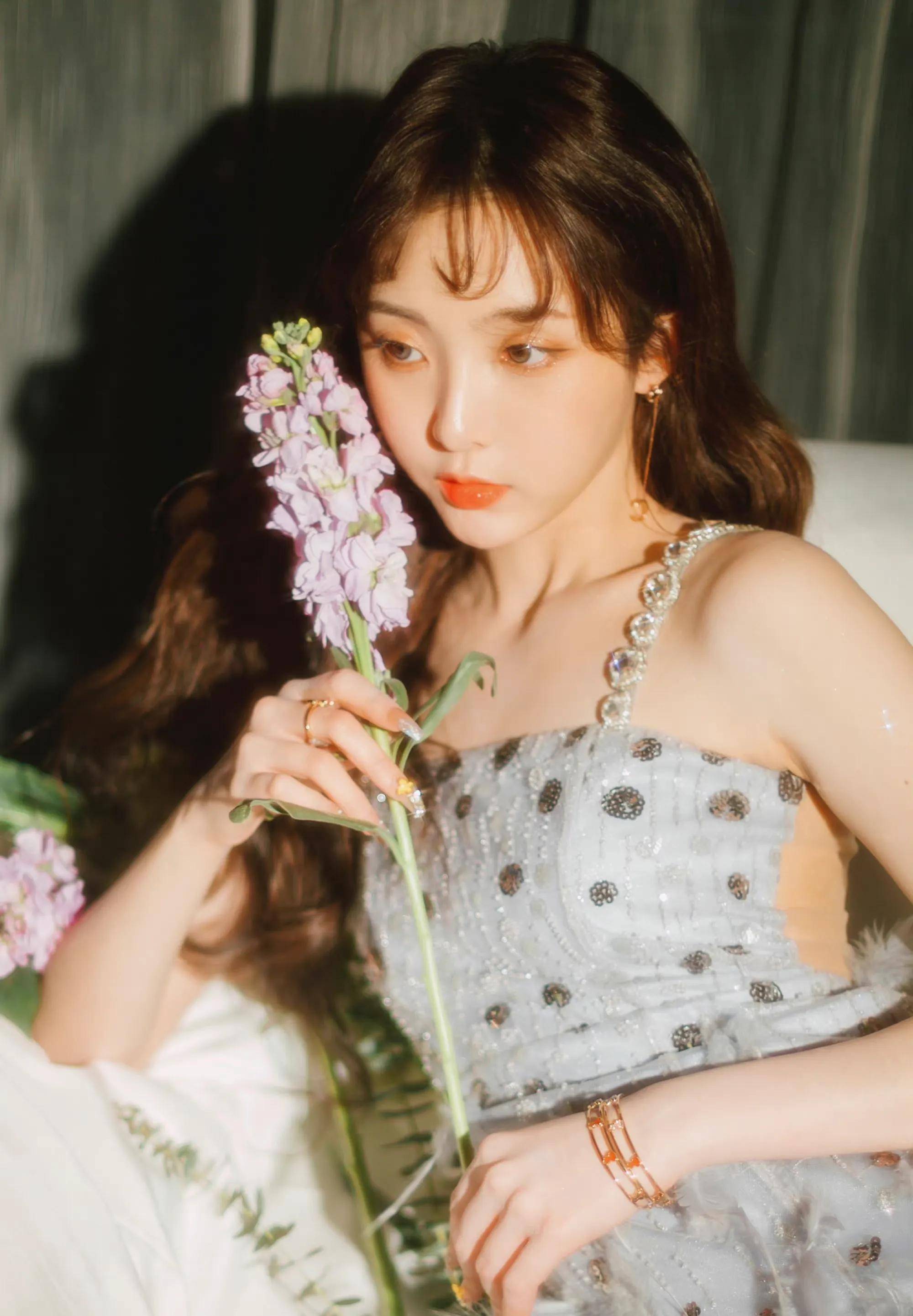 郑乃馨穿高开叉亮片羽毛裙置身花丛中美若仙子 清新