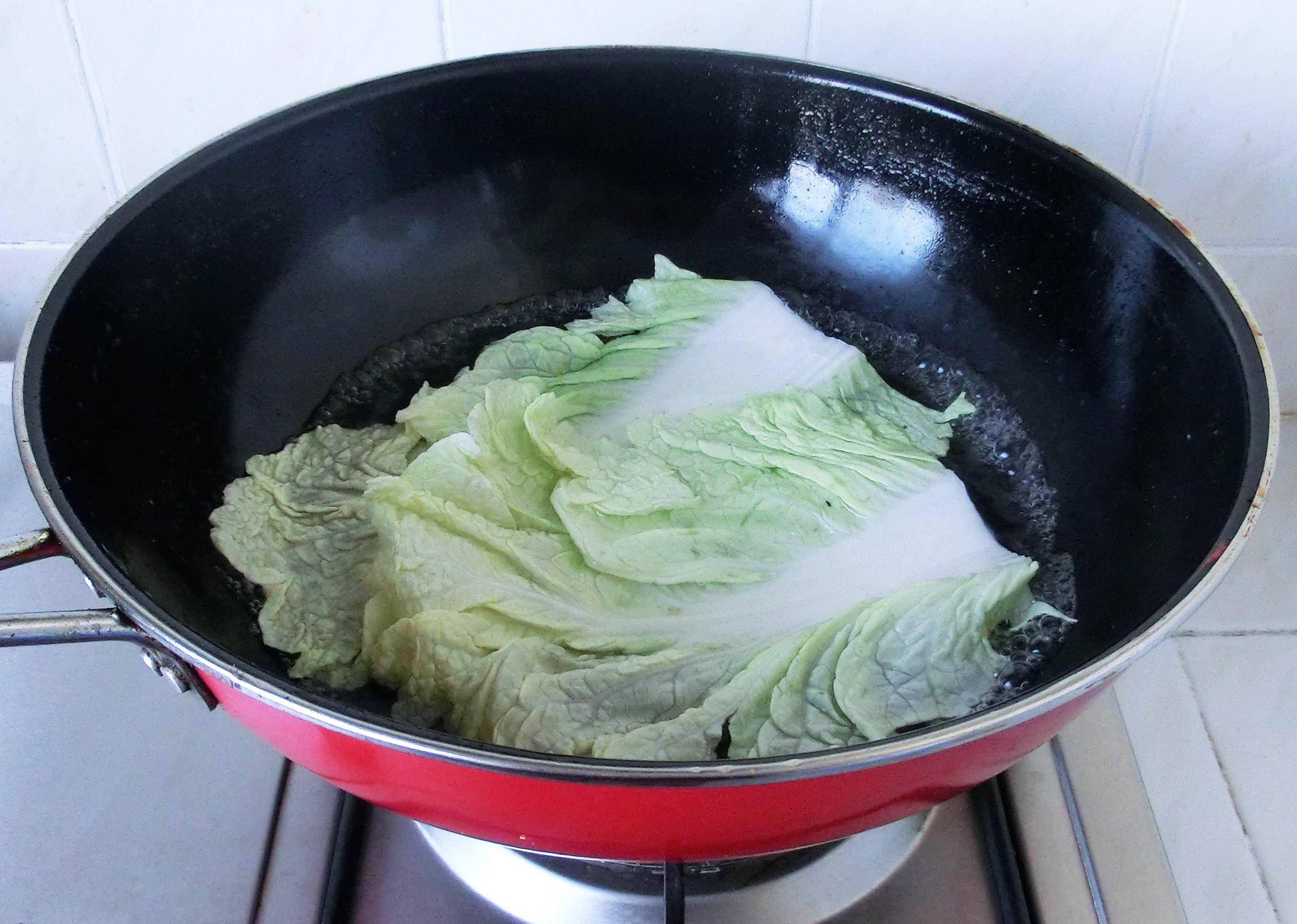 形状8,码放整齐,上蒸锅蒸制10分钟9,将蒸出的汤汁倒入炒锅中,芶入薄芡