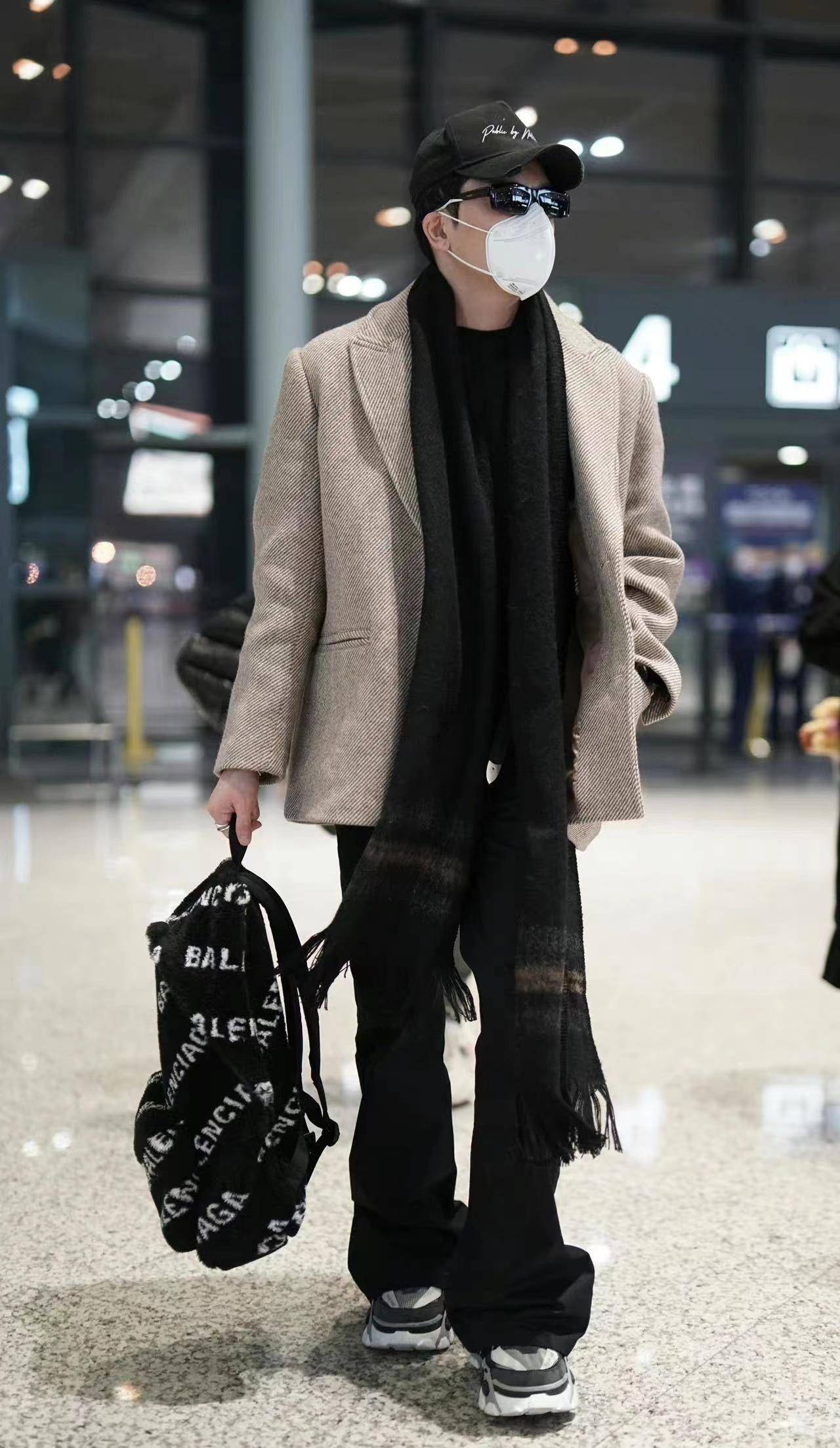 苏有朋真有个性,西装搭配喇叭裤走机场,裤脚长一截也时髦?