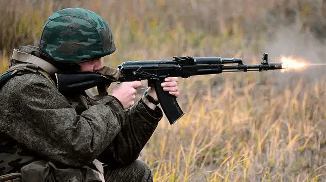 名枪ak47射程400米,假设站在401米处能用手接子弹吗?