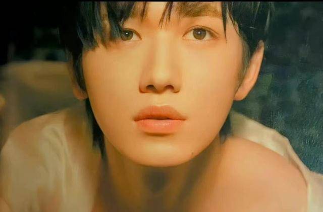 宋亚轩浴缸照"血洗妈粉"!花絮瞬间出戏,工作人员笨笨的_pb_头发_成年