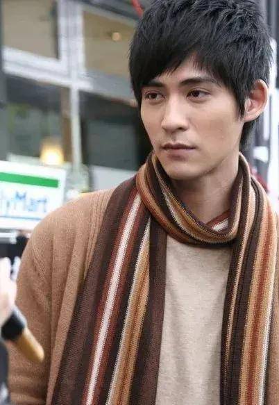 蓝正龙疑似曾经给大s写过分手信,言语间都在吐槽对方的缺点_周渝民