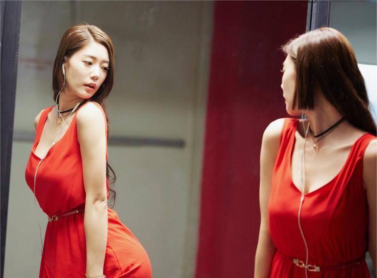 克拉拉6部惊艳观众的电影,身材颜值俱佳,不愧是亚洲第一美女_故事