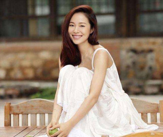 江一燕在《四大名捕》电影当中饰演的是反派侠女"姬瑶花",虽然"姬瑶花