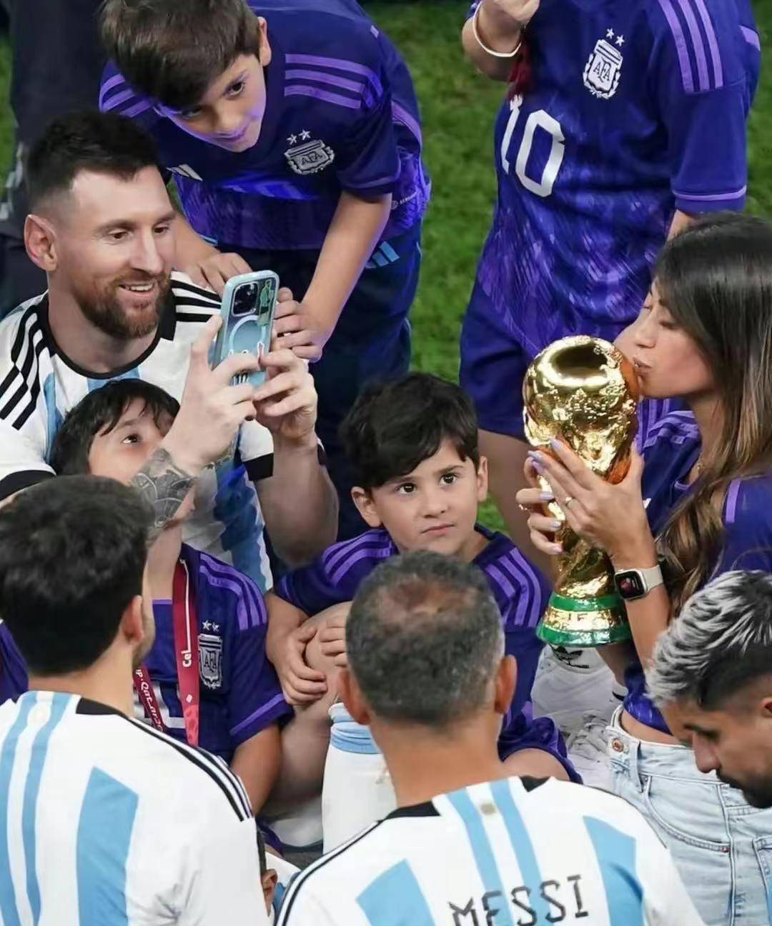 梅西还贴心地为自己老婆拍照;也许生活并不是那么那么地时刻精彩;但是