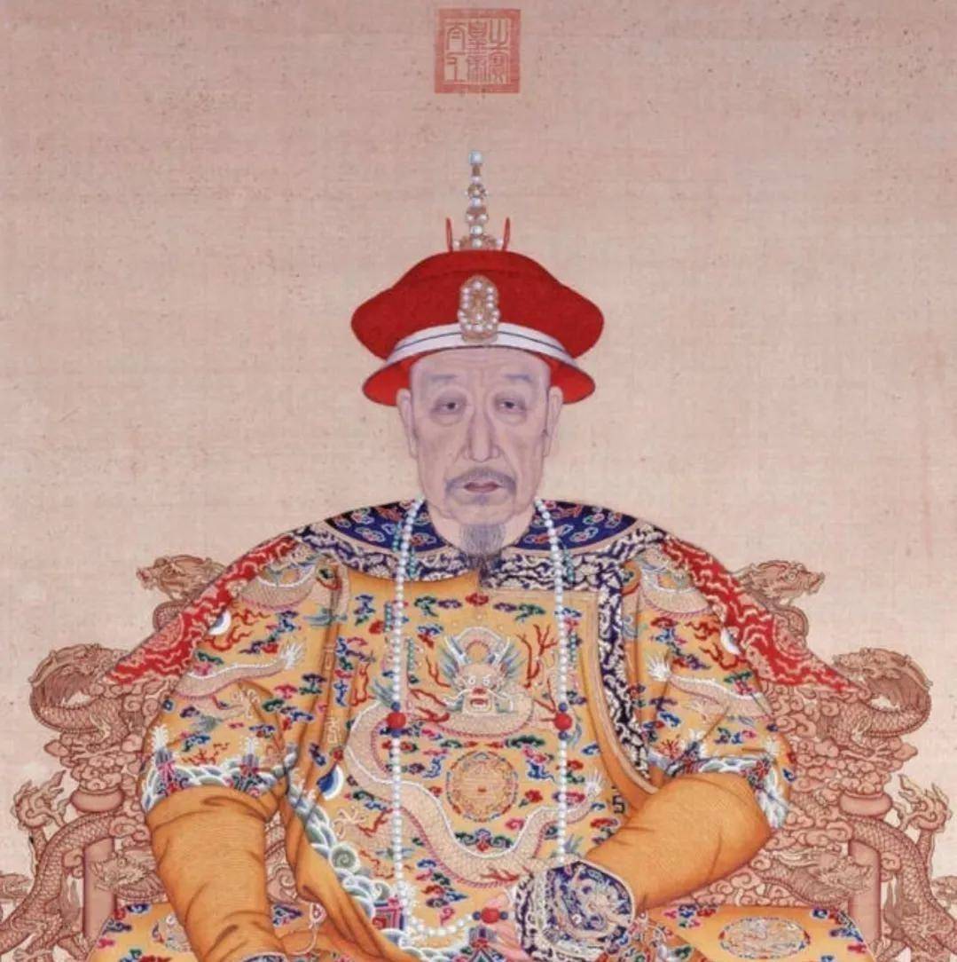 乾隆皇帝朝服像年轻的的乾隆帝即位后,一改其父苛刻的为政方针,效仿其