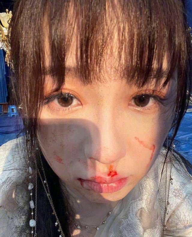 虞书欣镜头外哭惨_花絮_东方_剧情