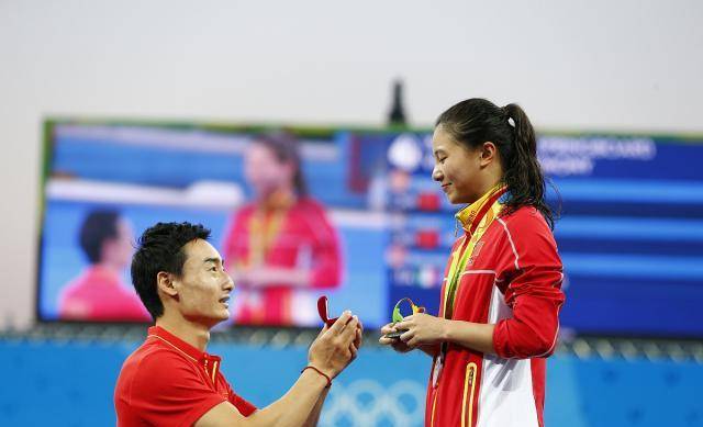 跳水女神何姿秀美背,沙漠中感受落日餘暉,被愛情滋潤一臉享受_生活