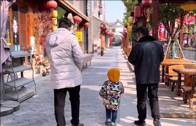 姚爸威威奇奇,祖孙三代三个人走路的步伐一模一样,幸福的背影,心酸的