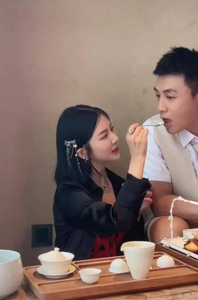 杜淳老婆王灿大年初五晒婚纱照秀恩爱,评论区霸气护夫!
