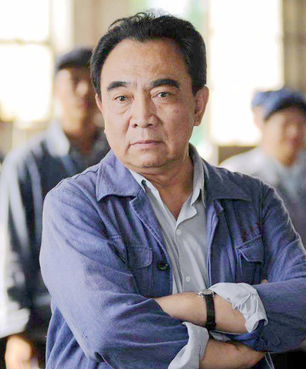 鲍国安,1946年1月4日出生于天津,14岁那一年,他就参拍过《少年英雄