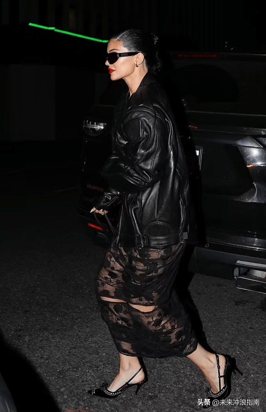 凯莉·詹娜穿蕾丝套装秀性感内衣,复古又摩登_kylie_黑色_运营