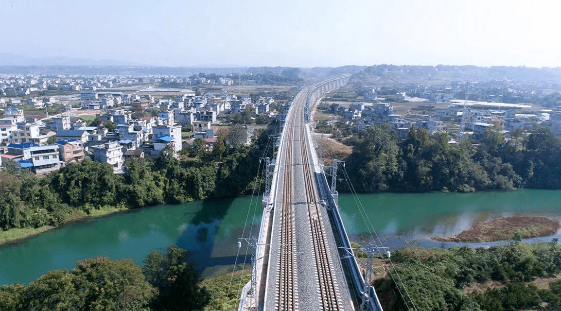 湖北来凤县与湖南龙山县隔着酉水,两地亲如一家,都是好地方