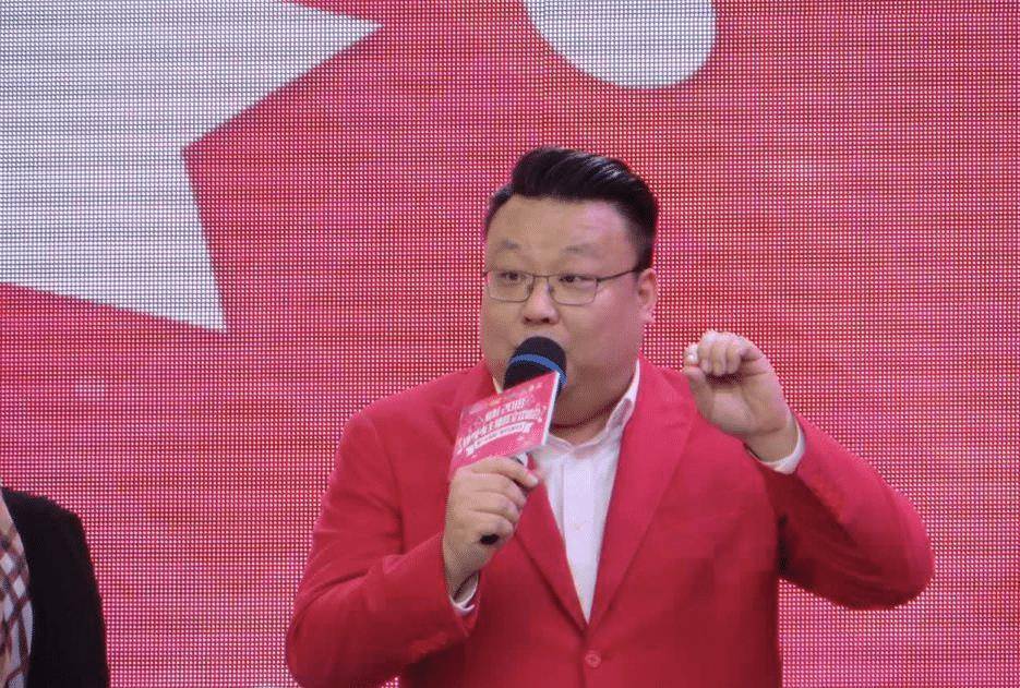 广东《今日关注》主持人向观众拜年,原来的四大主持人都已退出了_节目
