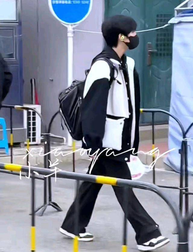 贺峻霖进学校社团,工作认真负责没架子,粉丝:就是普通大学生_宋亚轩