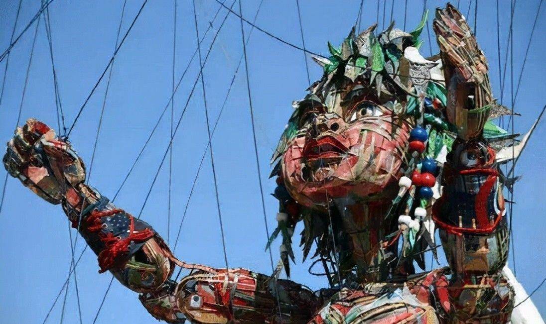 不仅是提线木偶让人感到怪异,冬奥会场馆外还有巨型人像气球,就像只有