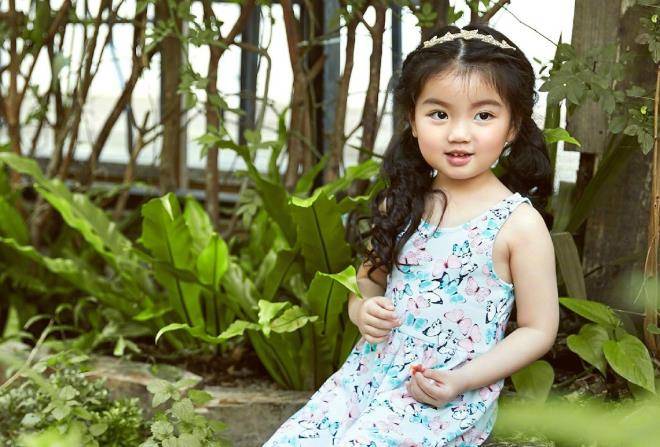 记得"4岁赚百万养弟弟"的阿拉蕾吗?