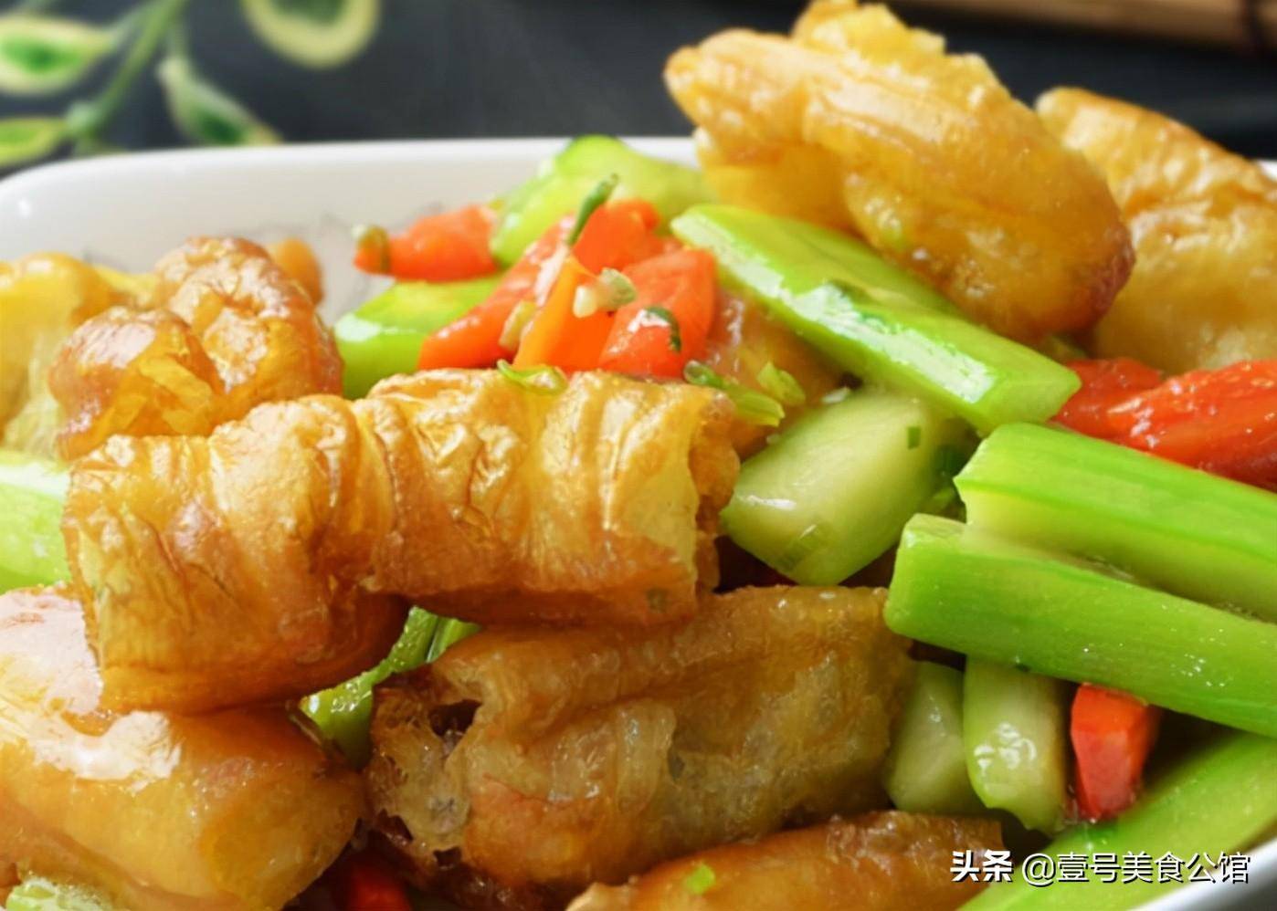 油条搭配丝瓜炒着吃,鲜嫩味美,脆香爽口,是家人爱吃的美食菜肴_美味