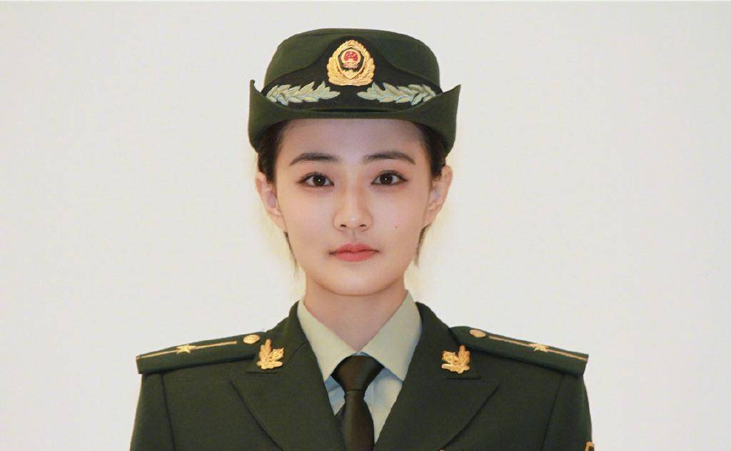 40位女明星军装照:赵丽颖金晨英气逼人,热巴娇俏,景甜青春可人_当过兵